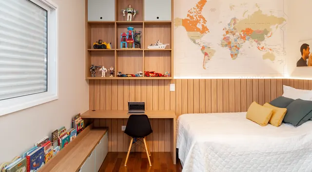 Quarto infantil com escrivaninha, estante e lambri em madeira