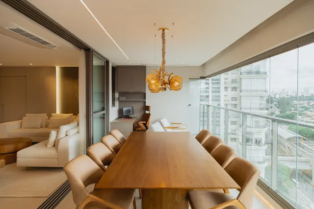 Sala de jantar com mesa em madeira e vista para a cidade